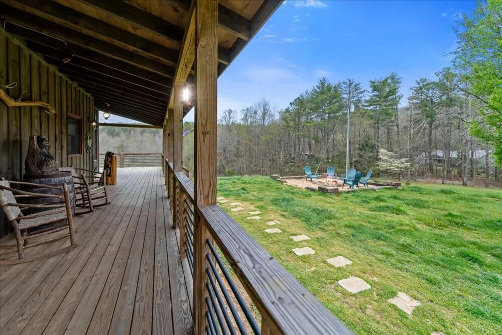 Carters Cozy Cabin - Peaceful Cabin With 13 Acres of Lawn Trees and Trails