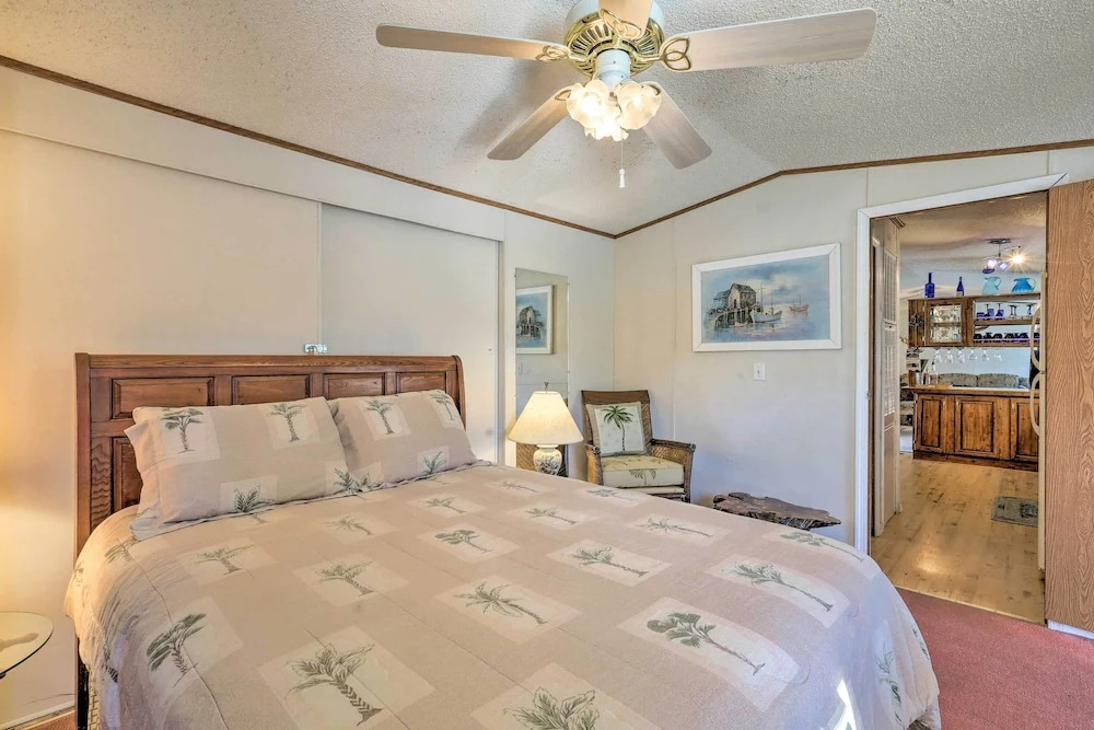Quaint Chincoteague Island Hideaway w/ 2 Porches!