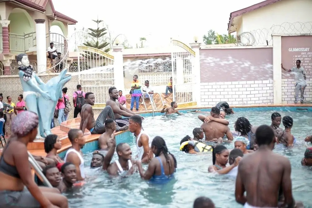 Glamossay Hotel