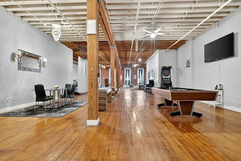 Huge 'man Cave' 2 Mins From Downtown Detroit 1 Bedroom Apts