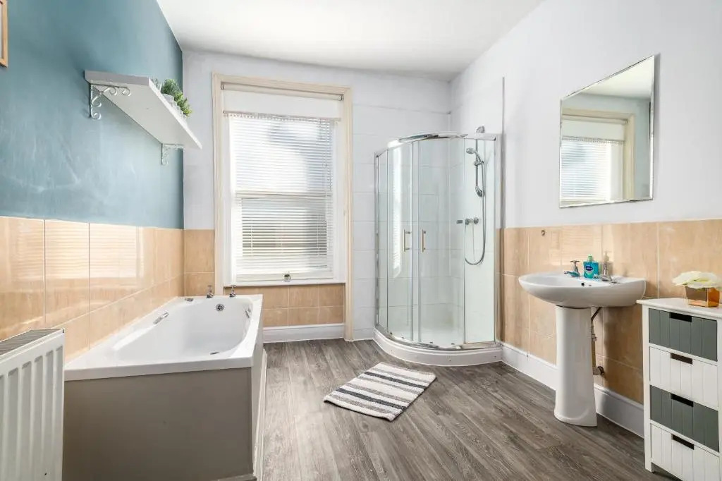 Large Contractor House in Great Location with FREE Parking - Staycation welcome by ComfyWorkers
