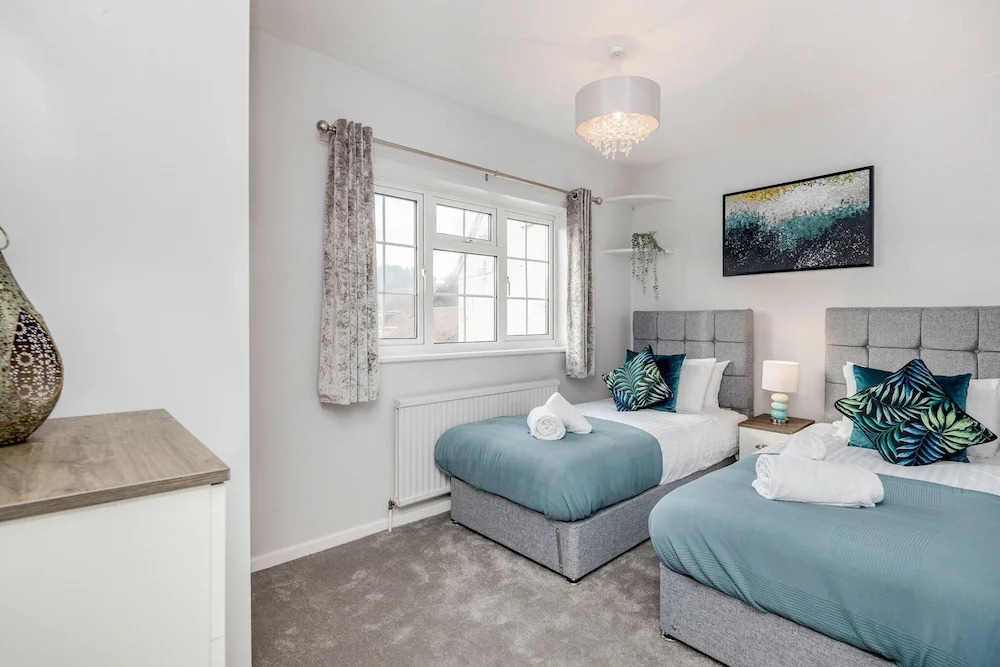Ascot Pet Friendly 4 Bed House Parking