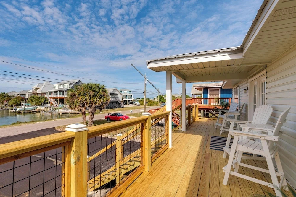 Walk to Waves! Dauphin Island Beach House w/ Deck