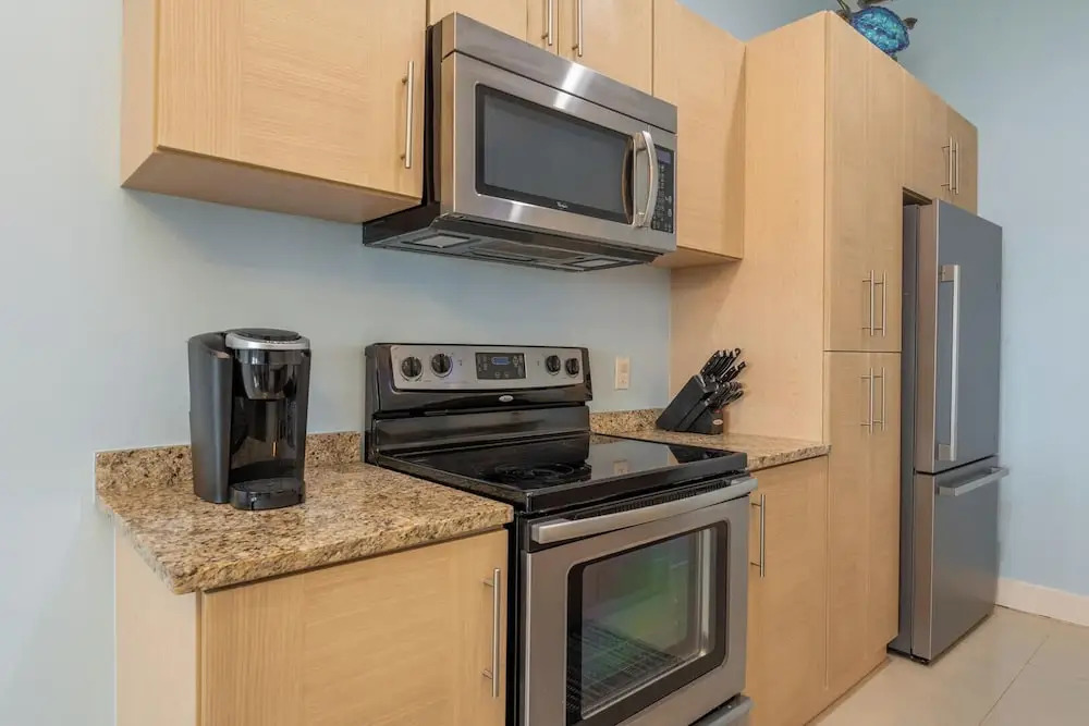 Casual Condo Near Beach w/ Pools, hot tub & Grill!