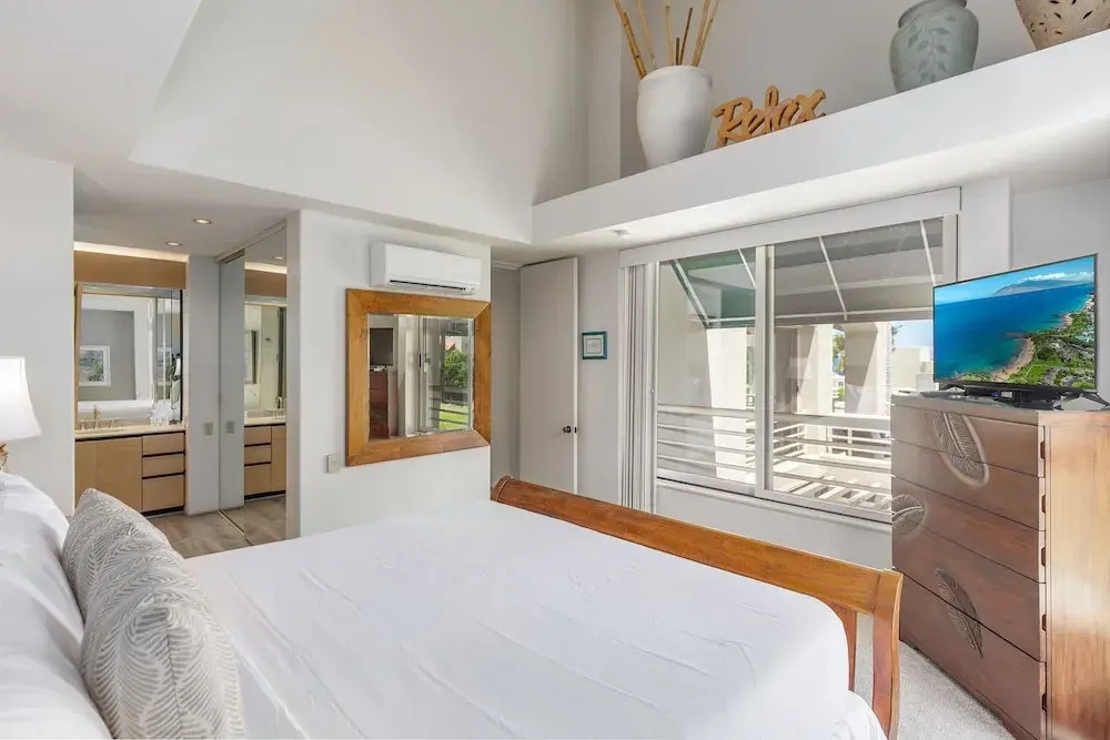 New! Palms 702 - Romantic Retreat - Split AC in Bedroom - Open-air Living Area