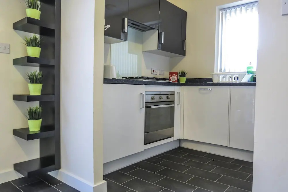 Tudors eSuites Birmingham Townhouse Private Garden Free Parking