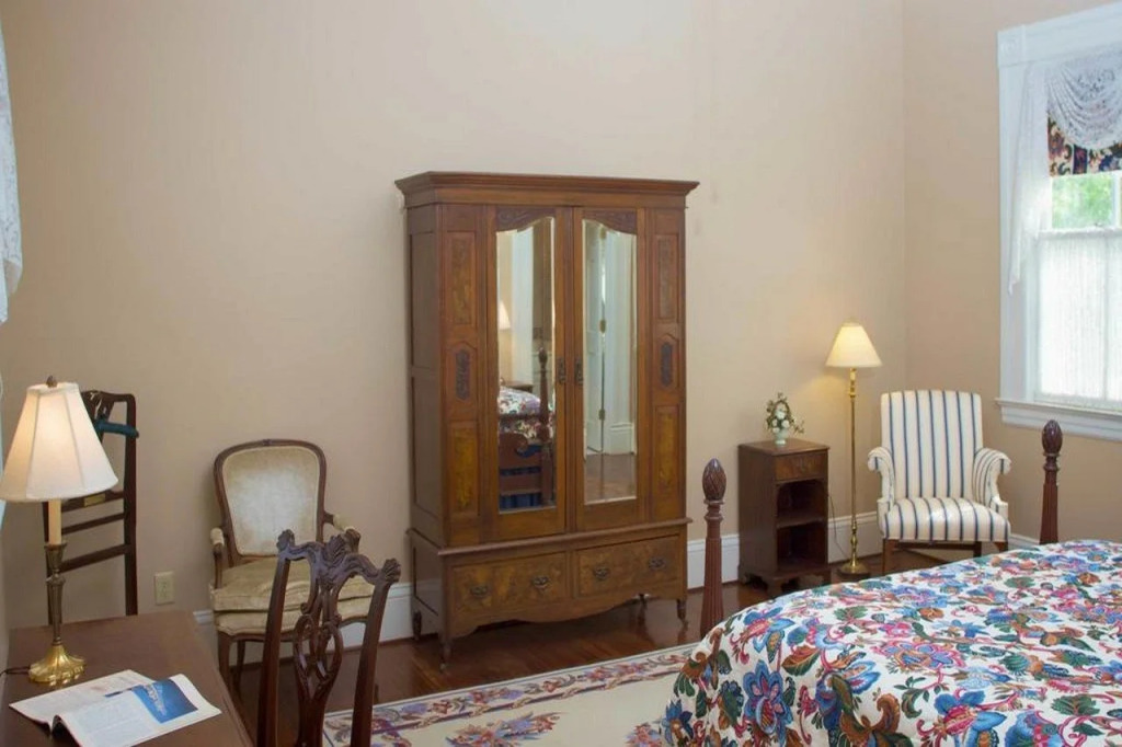 Lookaway Inn