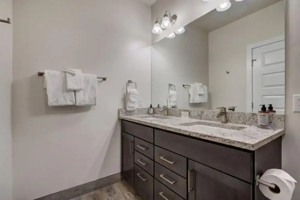 Clearwater Lofts - 3 Bedroom Luxury Condo Near Lakeside Village