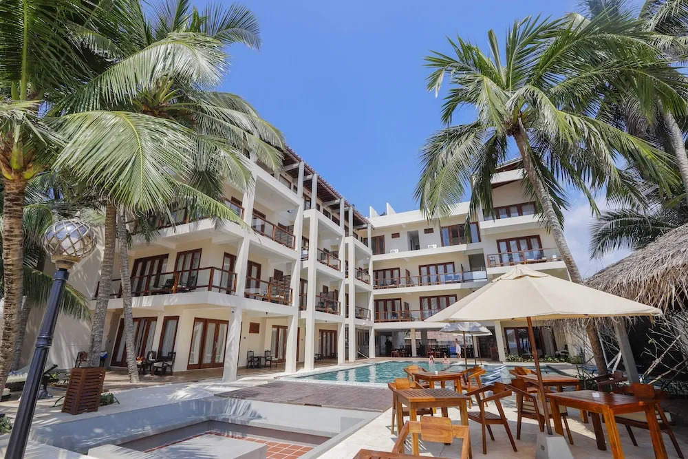 Sapphire Seas Beachfront Hotel