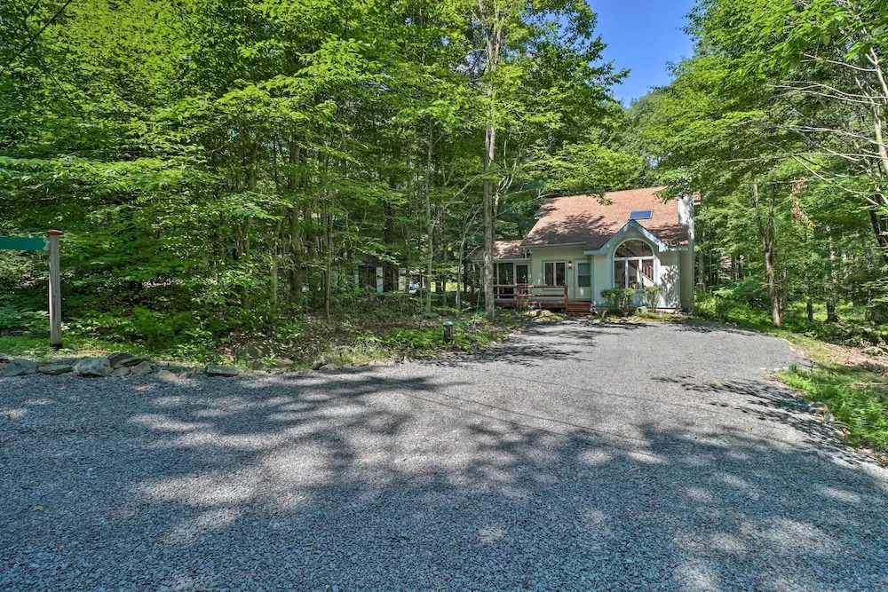 Deck & Resort Amenities: Pocono Lake Home
