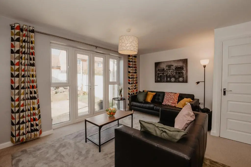 Coyle House, 3 bed,Corby, super kings or twins, driveway, free wi-fi, corporates welcome