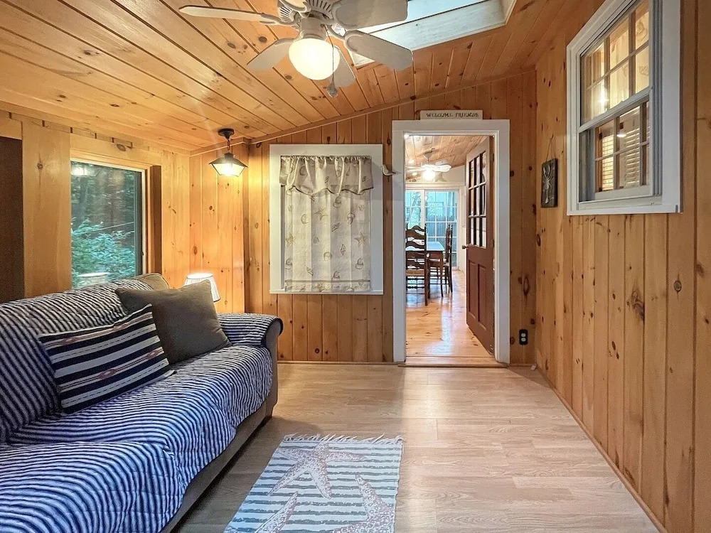 Dewey Cottage - Y854 Adorable Cottage Close To Long Sands Beach And Short Sands 4 Bedroom Home by RedAwning