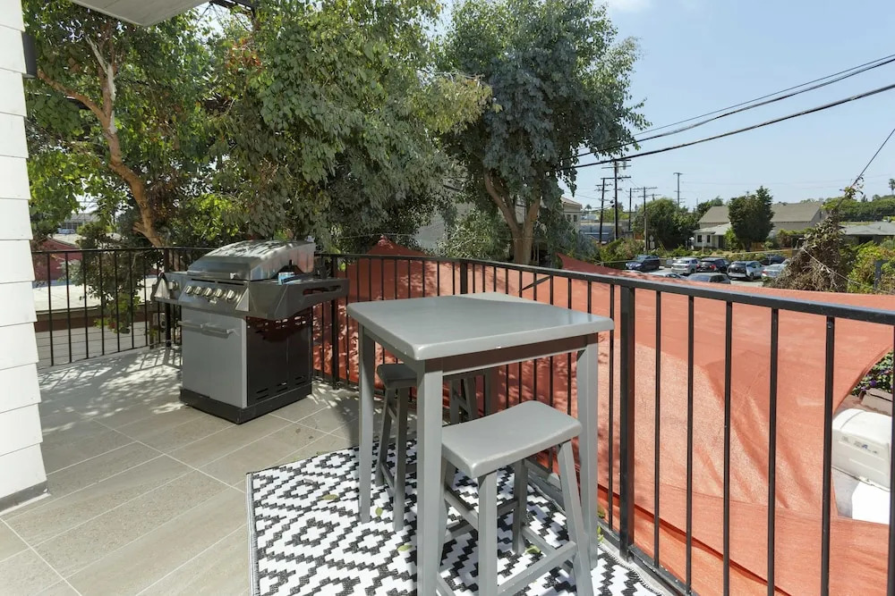 Modern Loft Rooftop Deck Venice Beach Studio Bedroom Apts by RedAwning