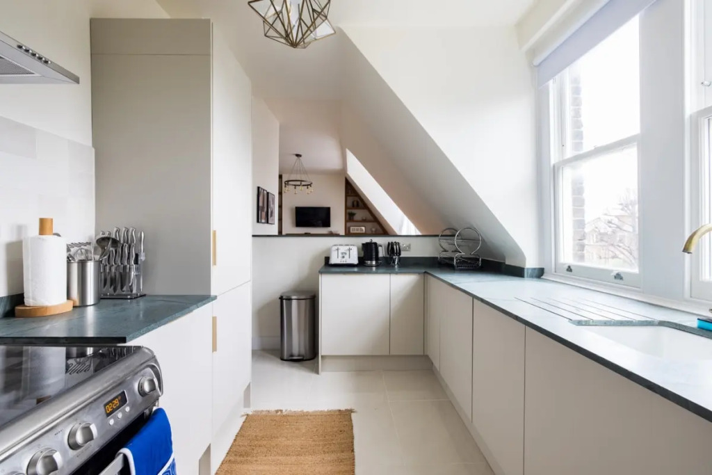 The Queens Park Sanctum - Lovely 2bdr Flat with Balcony