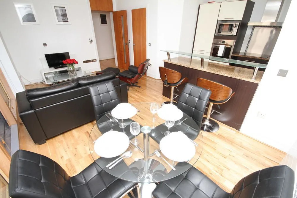 Georges Street Apartment Sleeps 8