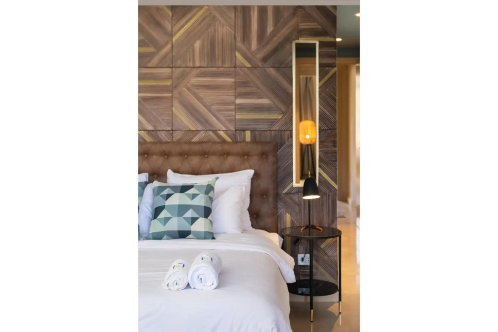 Elegant & Edgy 2 BR w Beach & Pool Mangroovy