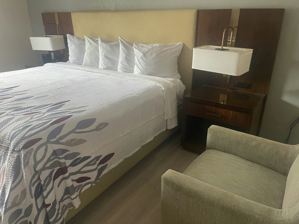 Red Roof Inn & Suites Hinesville Renovated with breakfast