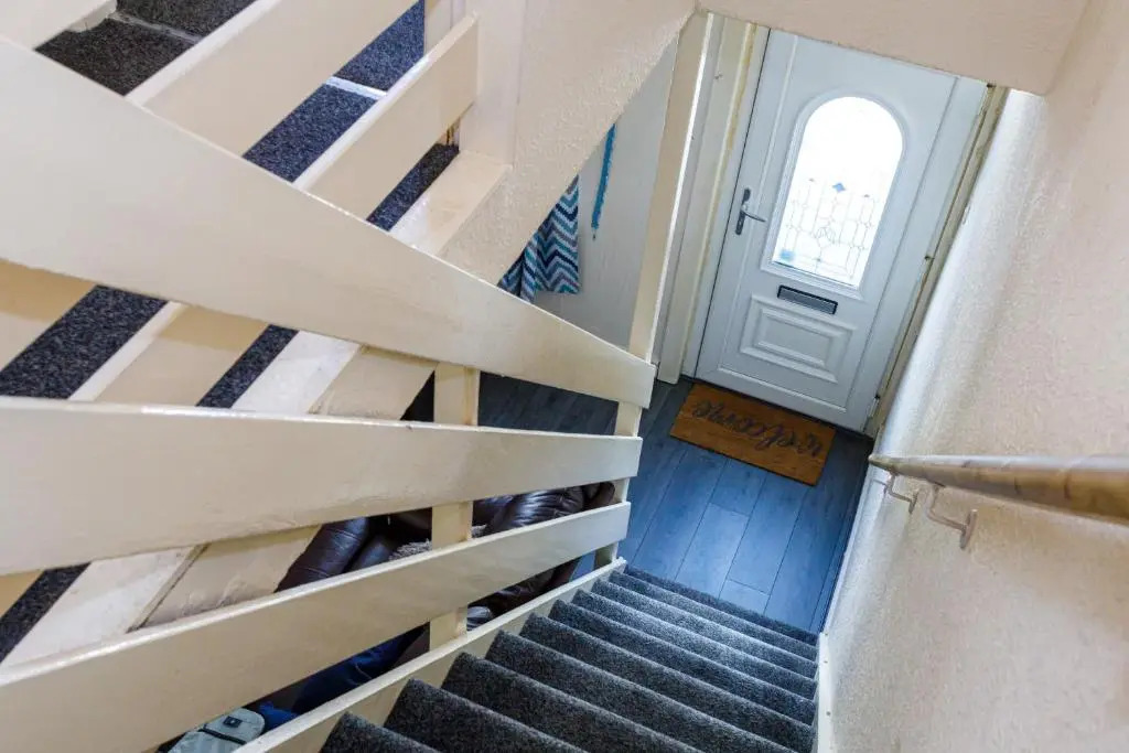 4 Beds Sleeps 6 - Elegance Leisure Stay, Burnley