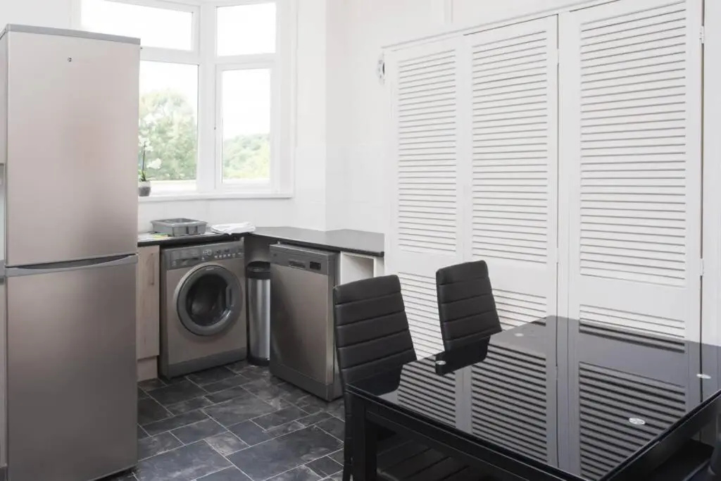 Newport house sleeps 9 - Mycityhaven
