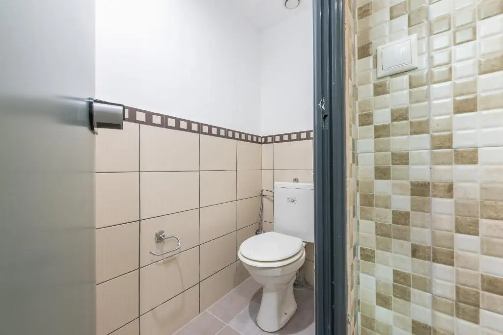 Central 3 bdrm apt for 12, Fresh Renovated!
