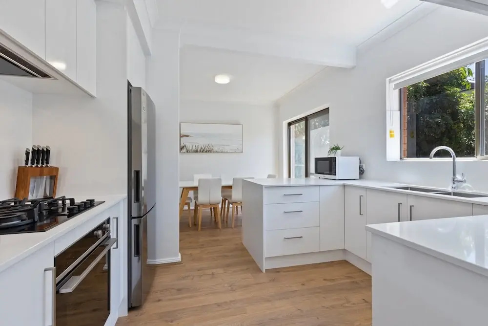 Elegant 3-bed Home From Sunny Glenelg Beach