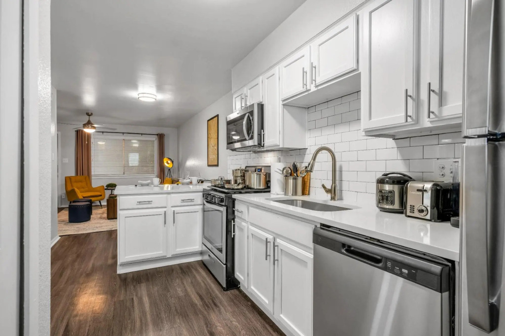 West University- 2BR- Parking- WiFi