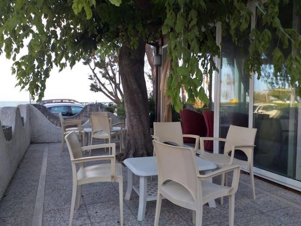 Spacious double room a stone throw from the sea