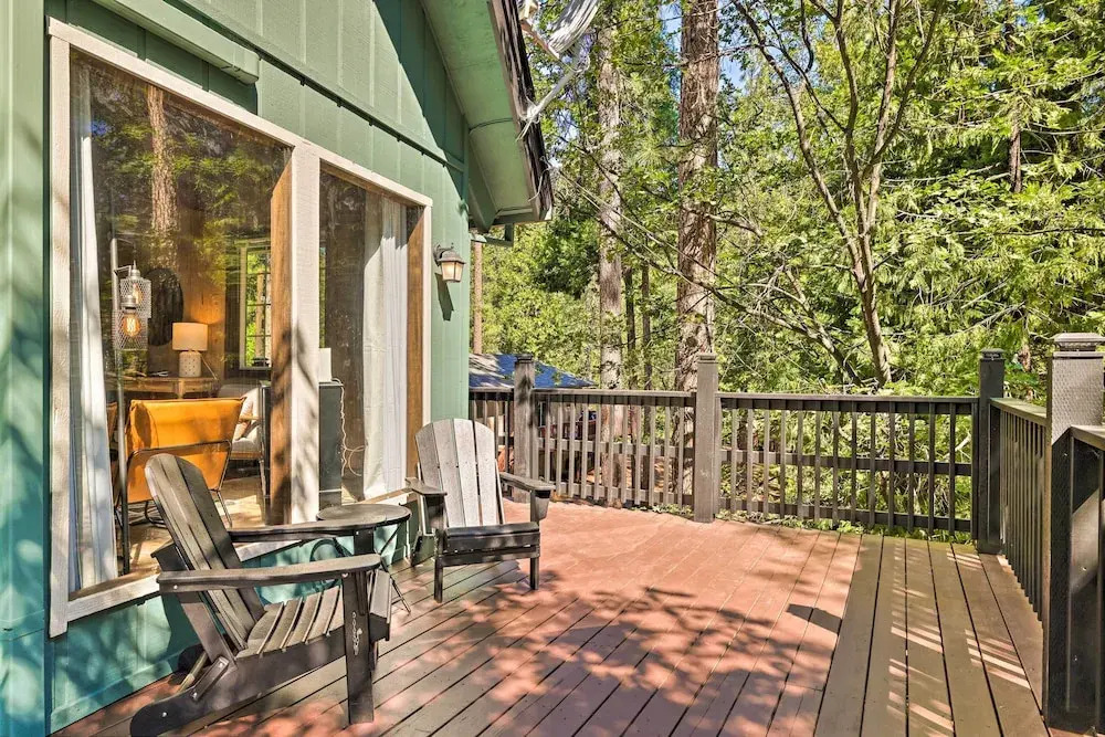 Near Trails: Cabin w/ 2-level Deck in Twain Harte
