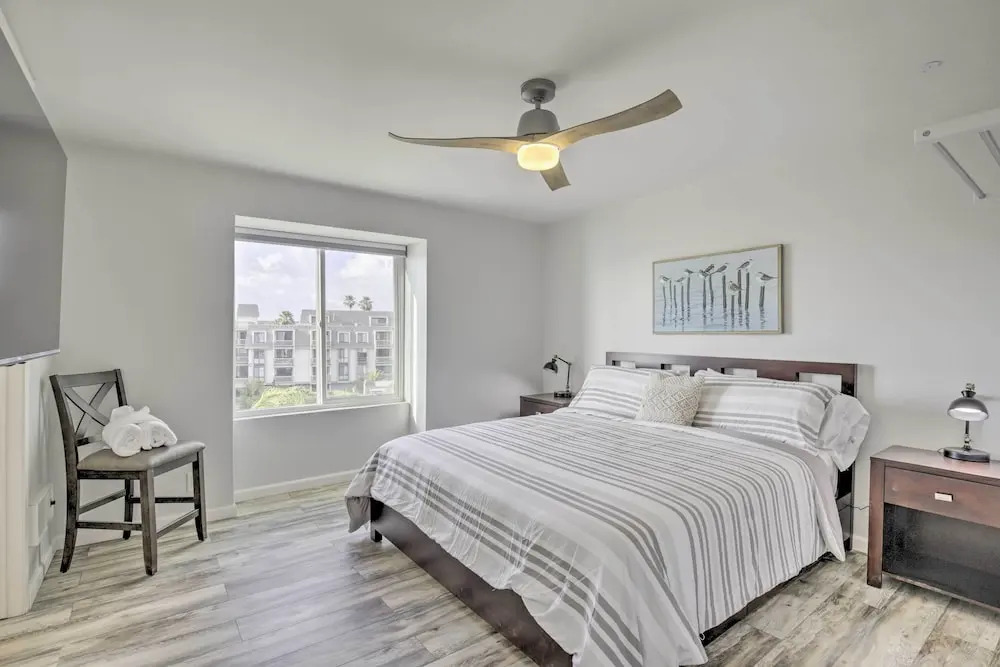 Charming Oceanside Condo w/ Beach & Pool Access!