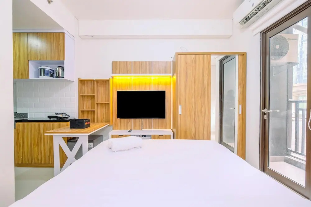 Modern And Comfy Studio At Transpark Cibubur Apartment