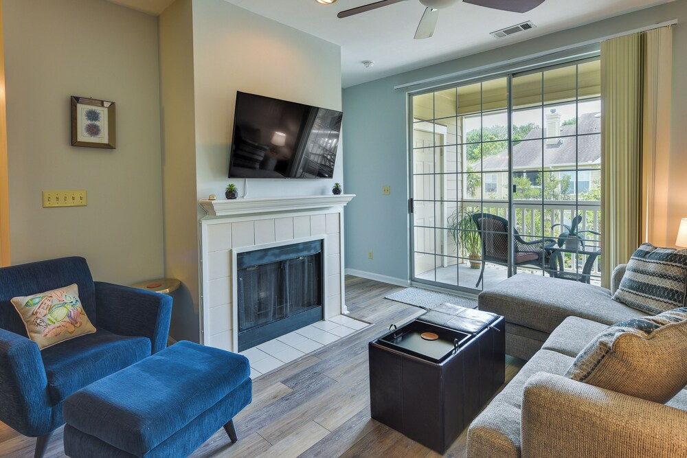 Mount Pleasant Condo w/ Pool & Bikes: Near Beach!