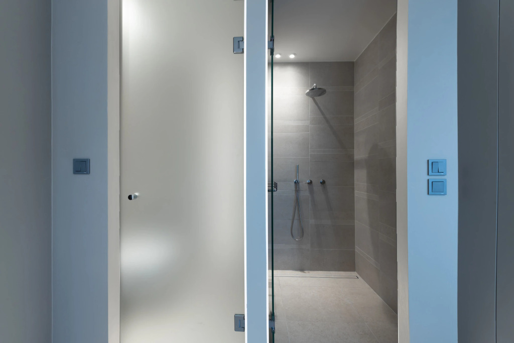 Grey and White 2BD Apartment 132m2 Free Parking