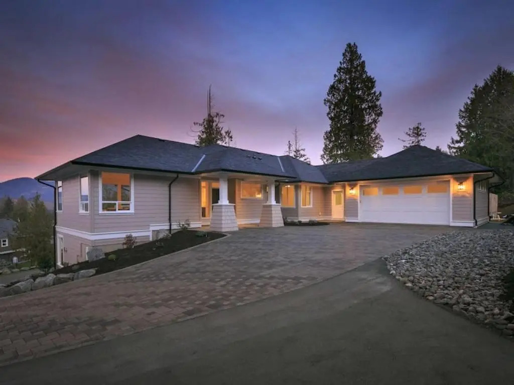 John and Jacqueline Big 4 Bd, 4 Ba home, Steps to Ocean with EV Charger