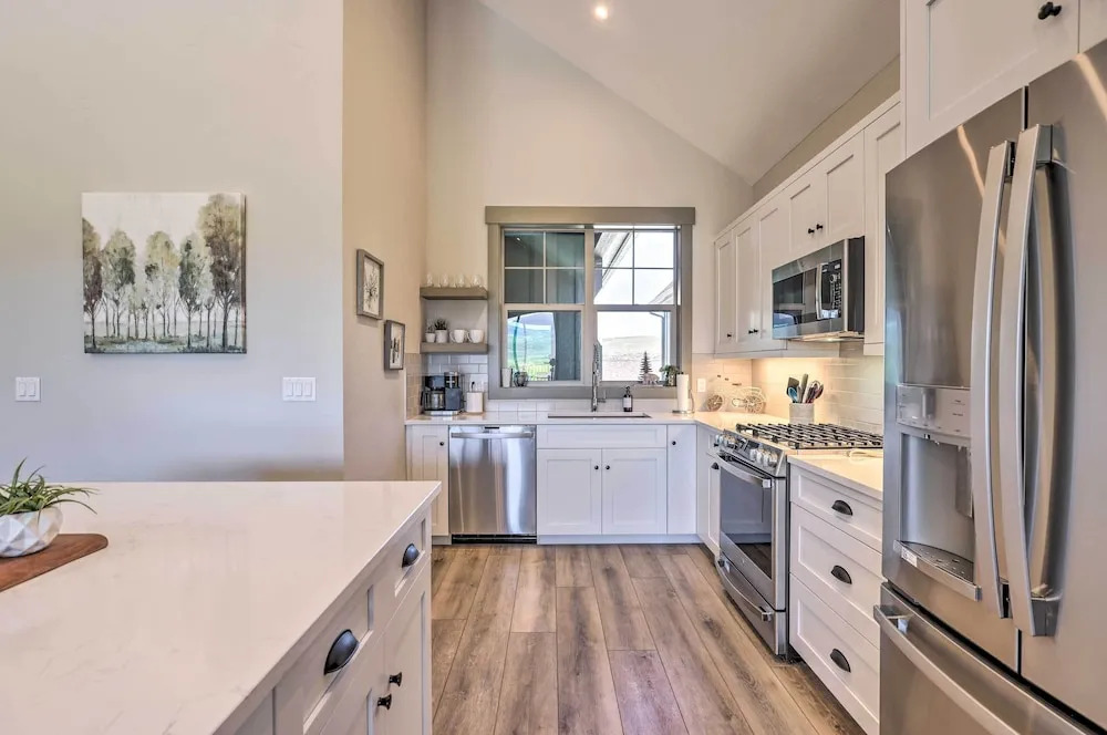 3 Mi to Granby Ranch: Townhome w/ Balcony & Views