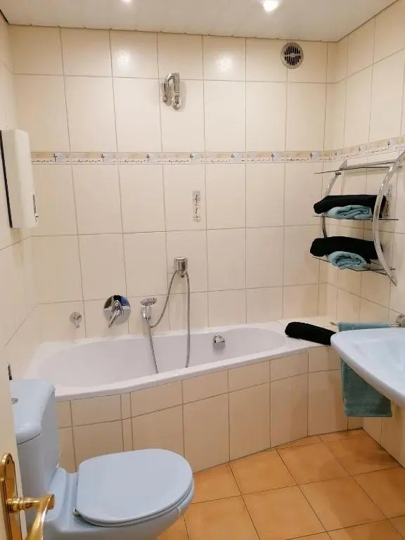 1 Person - Single - Appartement -Zentral gelegen in Leverkusen Wiesdorf - Friedrich Ebert Platz 5a , 4te Etage mit Aufzug-und mit Balkon