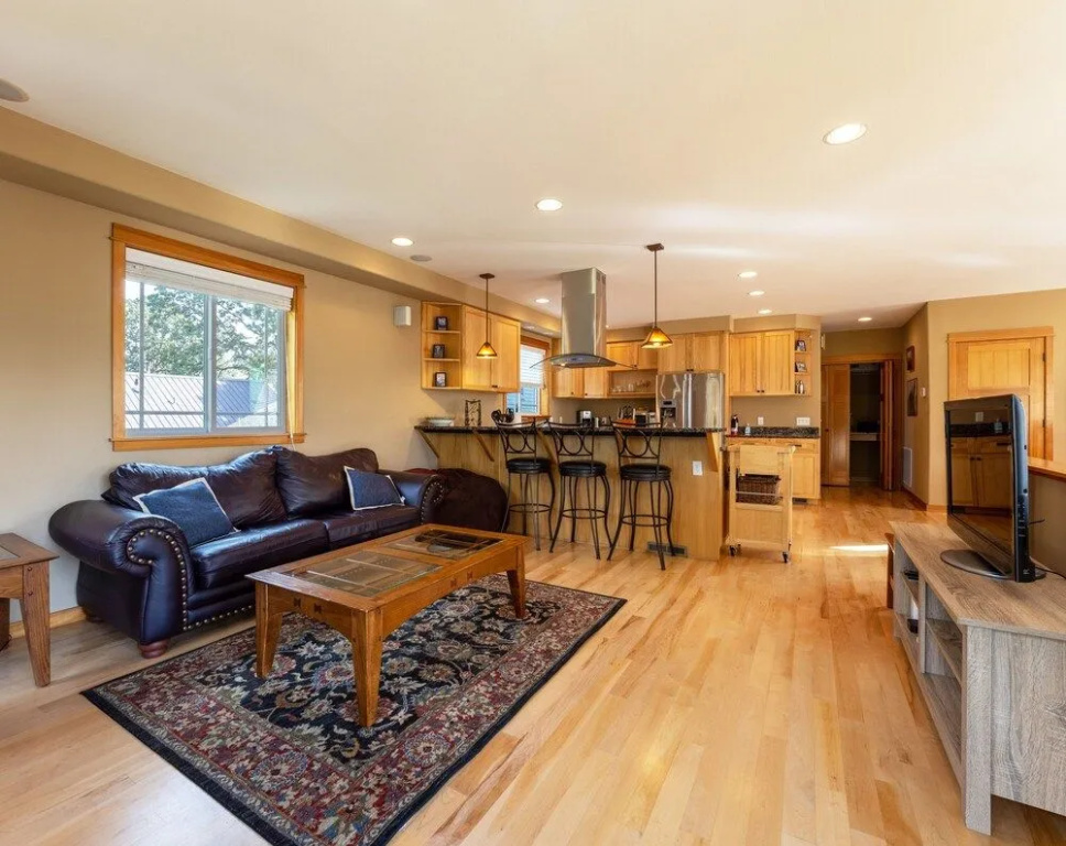 River Watch Getaway 3 Bedroom Townhouse by RedAwning