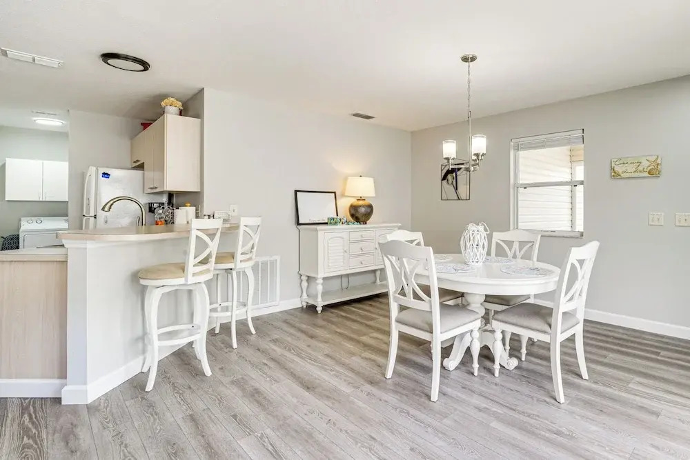 6 Mi to Lake Sumter Landing: Home w/ Perks!