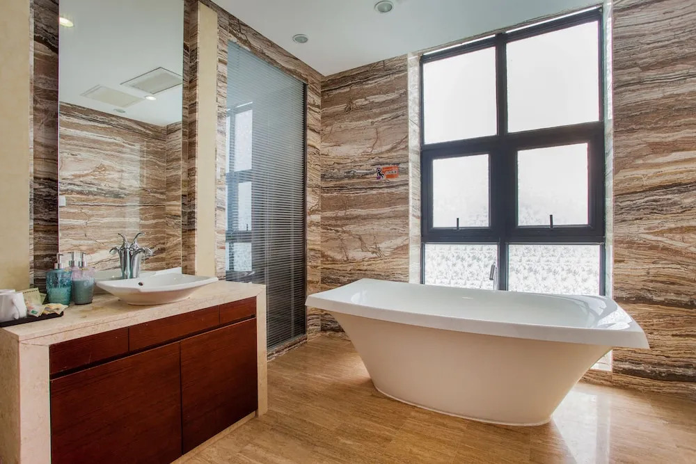 Deluxe Villa in Mingyue Mountain and Stream