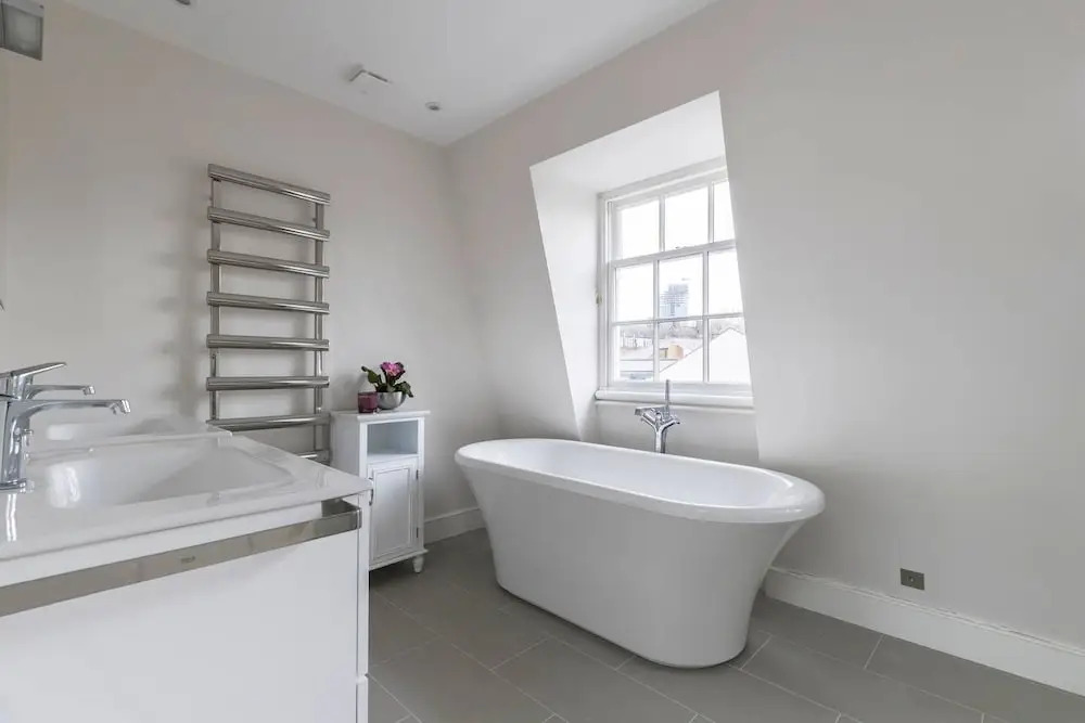 Gorgeous 5BR home with garden and parking in Battersea
