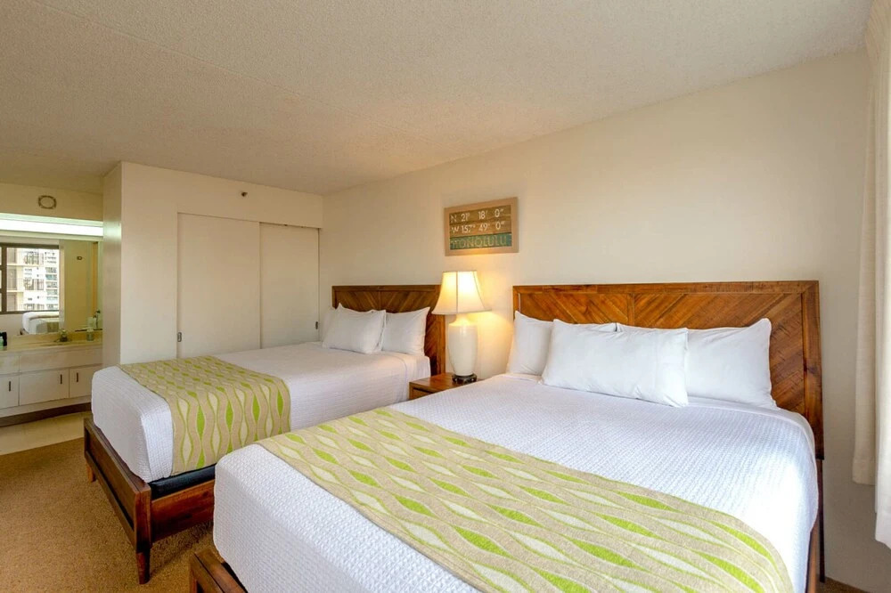 Waikiki Banyan - Ocean View Tower 1 Suite 1212