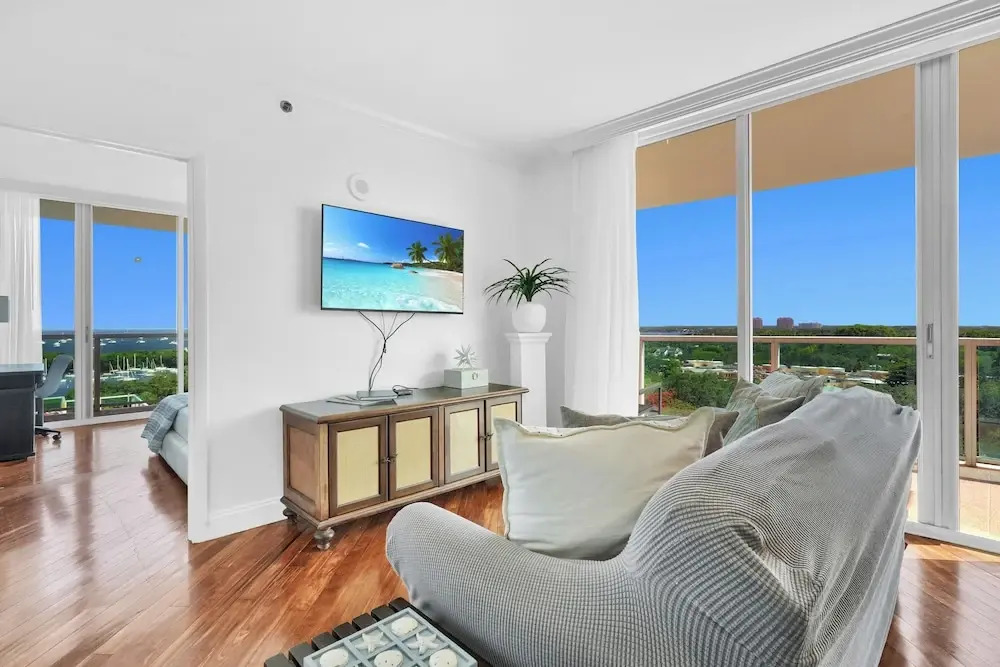 Fabulous 2-Bedroom in the Heart of Grove