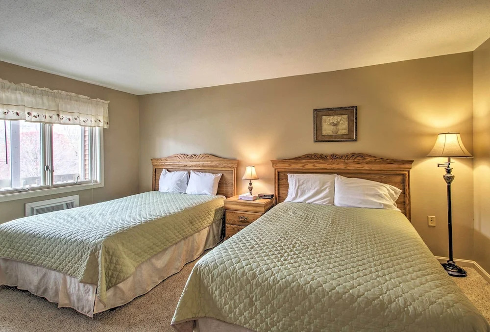 Lincoln Resort Condo w/ Pool Access - Near Hiking!