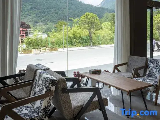 Jikong Wangxue Resort Hotel (Hailuogou Glacier Forest Visitor Center)