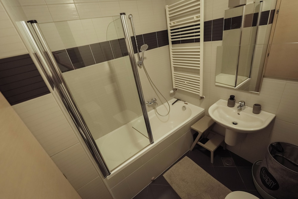 Lola Suite, One Bedroom Place With Free Parking