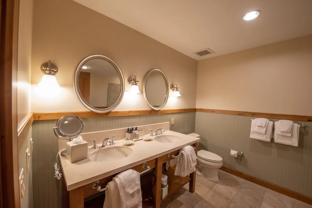 Slopeside Studio Unit With Kitchenette Studio Bedroom Condo - No Cleaning Fee! by RedAwning
