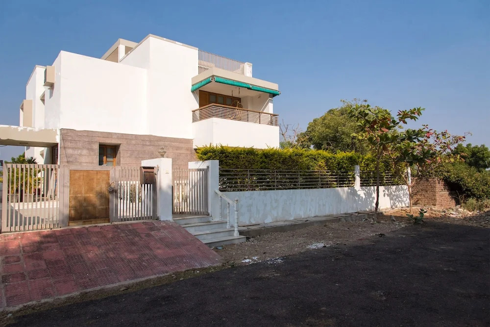 OYO 10412 Home Exotic 4BHK Villa Govardhan Vilas