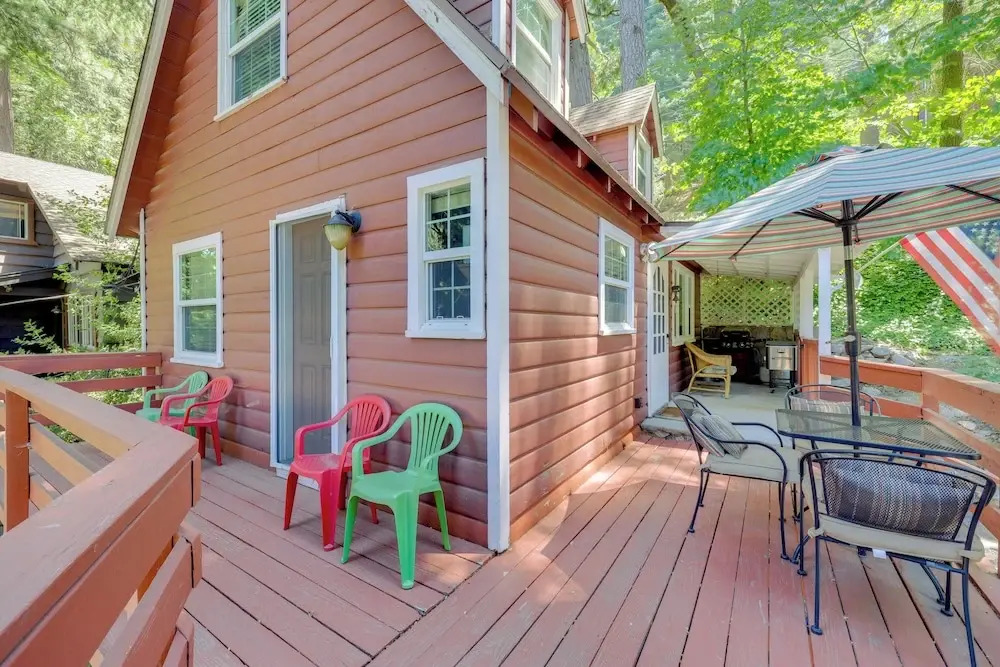 Vintage Snow White Cottage ~ 2 Miles to Village
