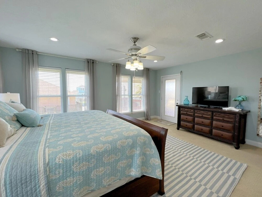 Sea-renity 3 Bedroom Home by Redawning