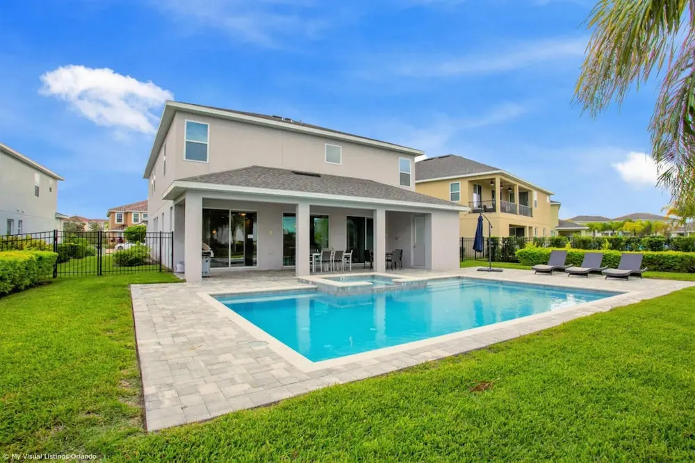 Stylish Family Home Sleeps 22 Enc101