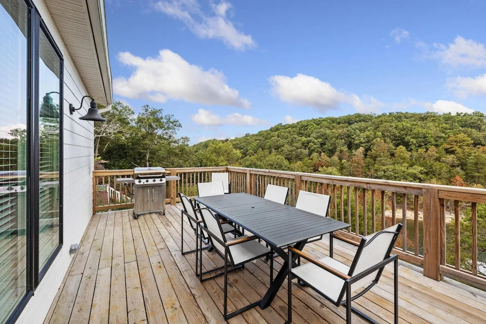 The Dogwood · Luxury Hot Tub· Lake Front Access ·